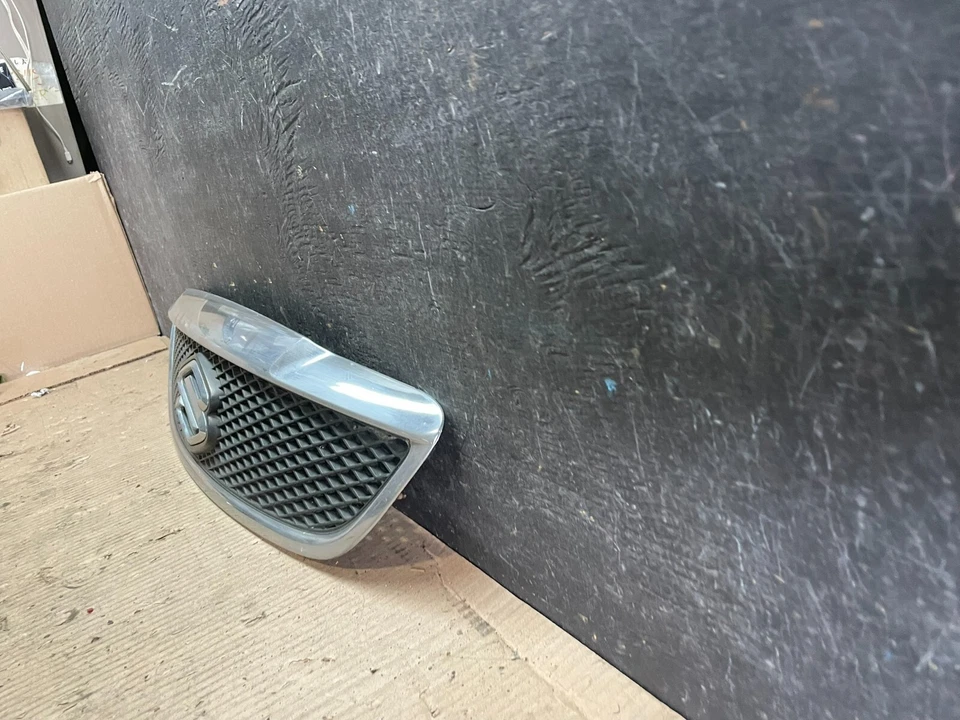 Parrilla delantera para Suzuki Verona 2004 a 2006 M2979 Foto 2 de 4