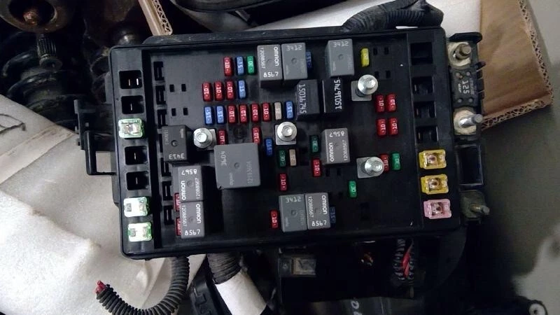 2004-2005 GMC Envoy XUV Chevrolet Trailblazer Fuse Box Engine OEM - Image 4 of 4