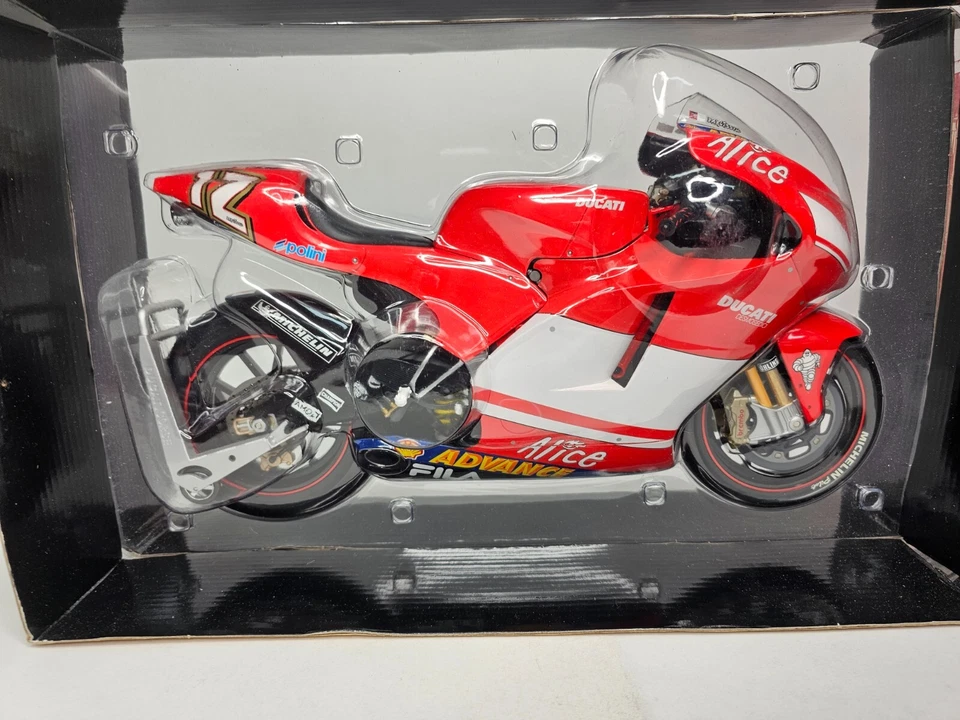 MINICHAMPS Ducati Desmosedici Troy Bayliss MotoGP 2004 1:6 Scale Item: 062040012 — 第 4/4 张图片