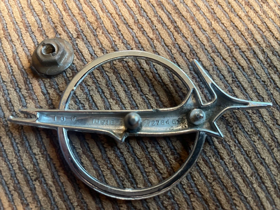 1967 1968 Plymouth Barracuda капот эмблема OEM - 2784610, б/у - Изображение 2 из 2