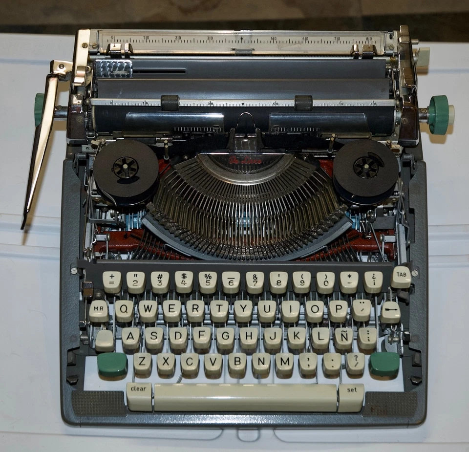 Olympia DeLuxe West German Typewriter. Spanish/Castilian K/Board. Cased. - Image 4 of 4