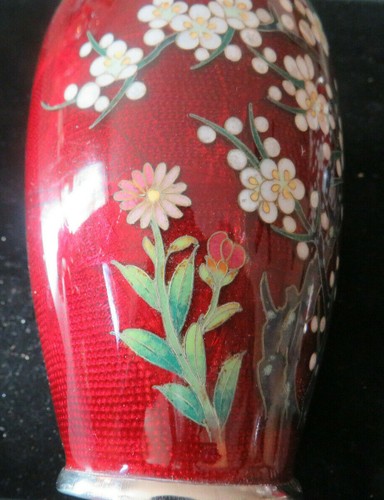 PAIR OF ANTIQUE PIGEON BLOOD JAPANESE CLOISONNE VASES IN FLOWER MOTIF - Picture 7 of 9