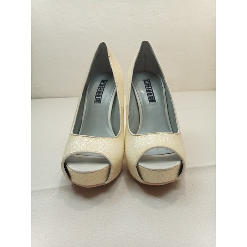 Vera Wang White Collection 9.5M Stiletto Heel Pumps Ivory Peep Toe - Picture 7 of 10