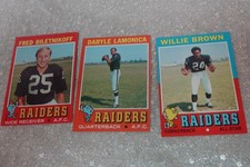LOT OF 3 1971 TOPPS FOOTBALL RAIDE-FRED BILETNIKOFF-WILLIE BROWN-DARYLE LAMONICA