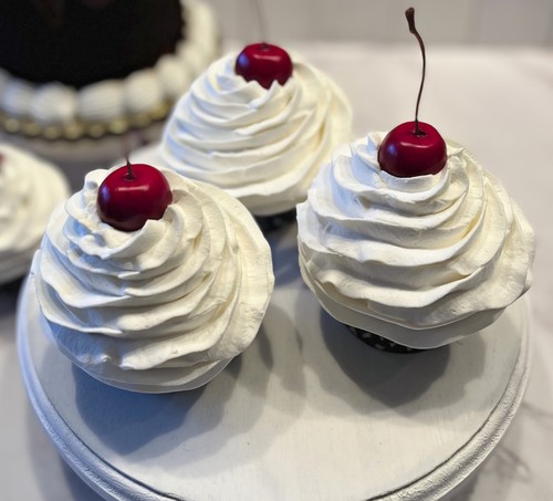 DEZICAKES Fake Cupcakes Vanille Kunstfutter 3er Set Uni Vanille Cupcakes - Bild 8 von 9