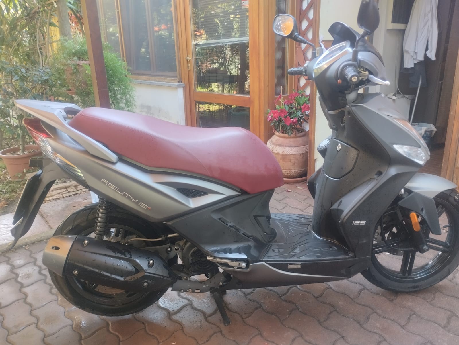 Scooter Kymco Agility 16 125, grigio, in ottime condizioni, 1200 € trattabili