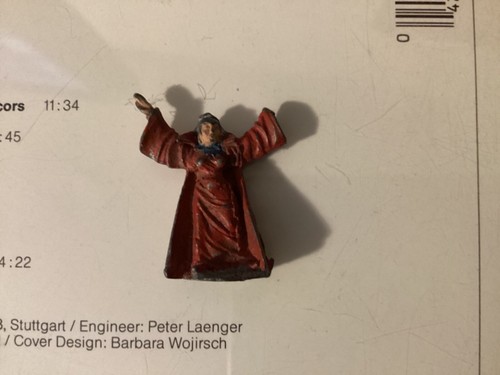 Grenadier WIZARD Dungeons and Dragons Miniature, female, fair (hand missing) - Picture 1 of 2