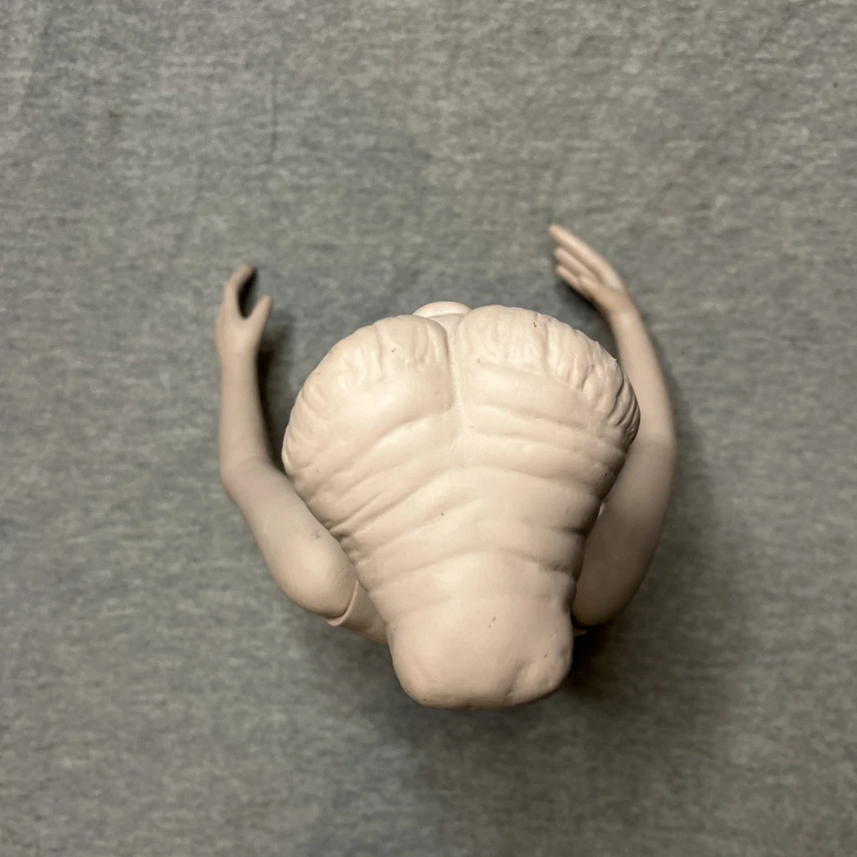 E.T 1982 Vintage Universal Studios Toy 8.5" Poseable Alien - Image 3 of 4