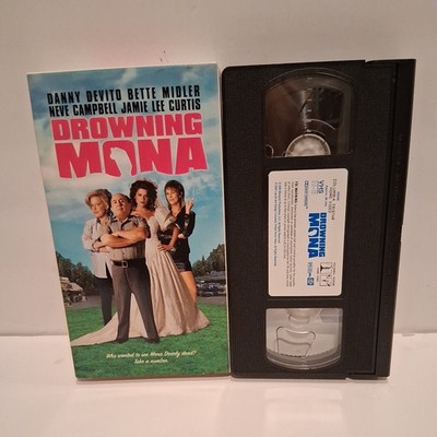 Drowning Mona VHS 2000 Danny DeVito Bette Midler Neve Campbell Jamie Lee Curtis