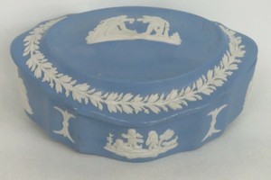 Wedgwood-Blue-Jasperware-Oval-Trinket-Dish-Powder-Vanity-Box-with-Lid-1311B