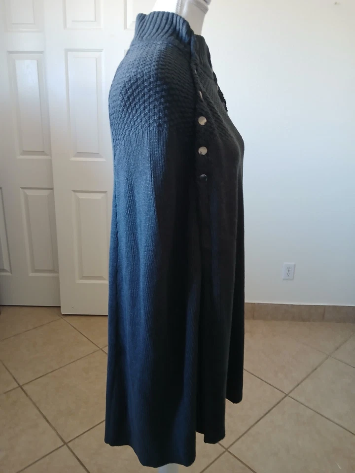 G.I.L.I. Mujer Elegante Moderna Capa Tejida Gris con Botones. Foto 3 de 4