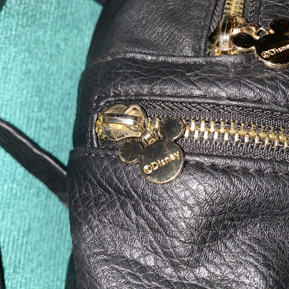 Mini Mochila Disney Pixar Negra con Orejas, Correas Ajustables, Etiquetas Disney Doradas Cremallera Foto 4 de 4