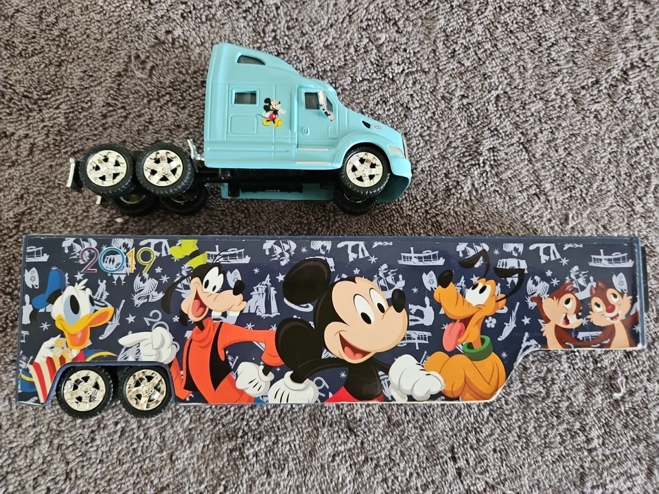 Camión Disney Peterbilt modelo 387 2019 Mickey Pluto Goofy Donald 14" de largo Foto 3 de 4