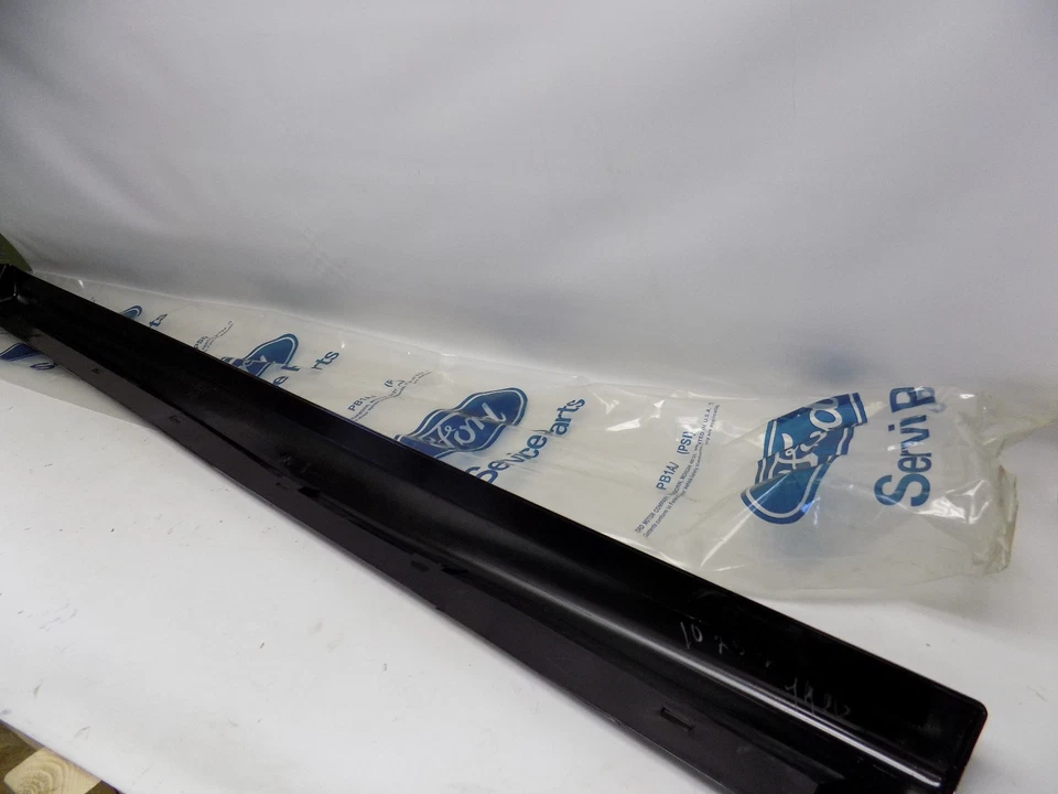 Nuevo OEM 1993-1996 Ford Escort Moldura Moldura Lado Derecho WAP  Foto 2 de 3