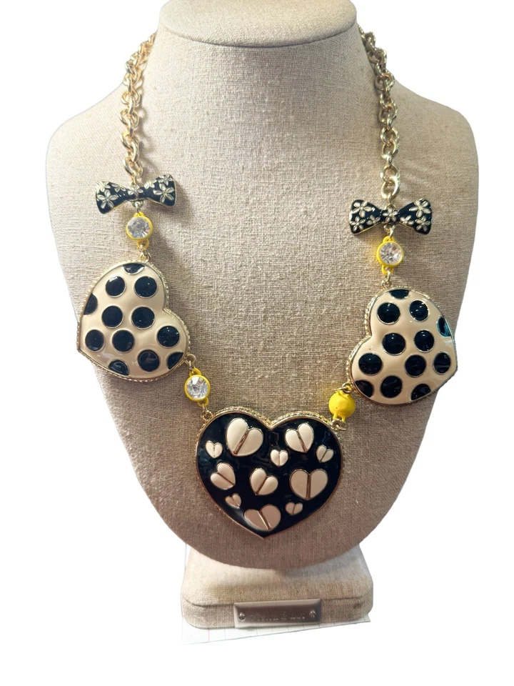 Colar de coração Betsey Johnson preto branco arcos corrente tom dourado - Imagem 2 de 4