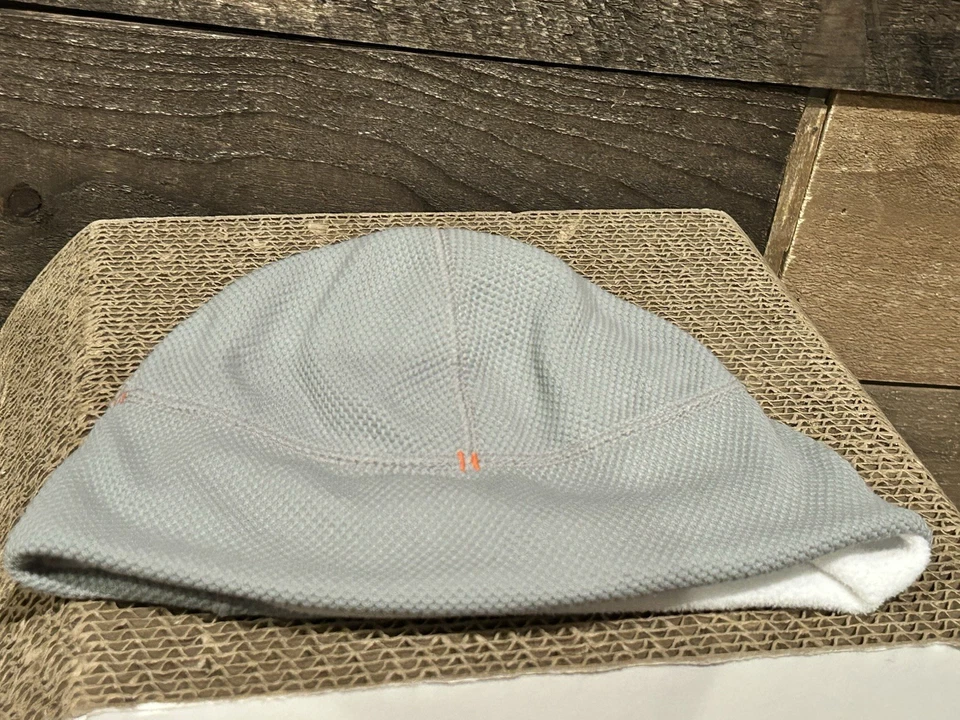 Шляпа женская двусторонняя тепловая шапочка Nike белая/серая - Изображение 4 из 4