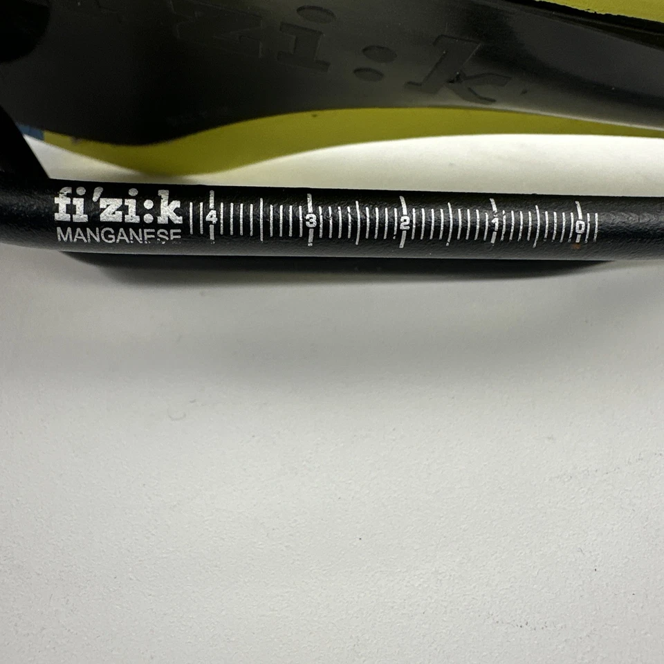 Selim de corrida Fizik Tundra M5 azul amarelo com trilhos de manganês - Imagem 4 de 4