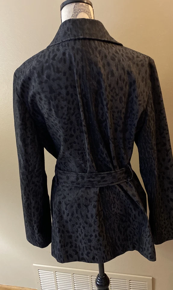 Chaqueta Willi Smith Azul Volantes Estampado Animal Talla XL Con Cinturón de Corbata. Foto 3 de 4