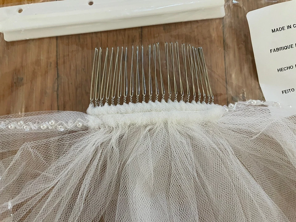 Velo de novia DAVID'S BRIDAL blanco de un solo nivel de nailon tul borde con cuentas con peine Foto 2 de 3