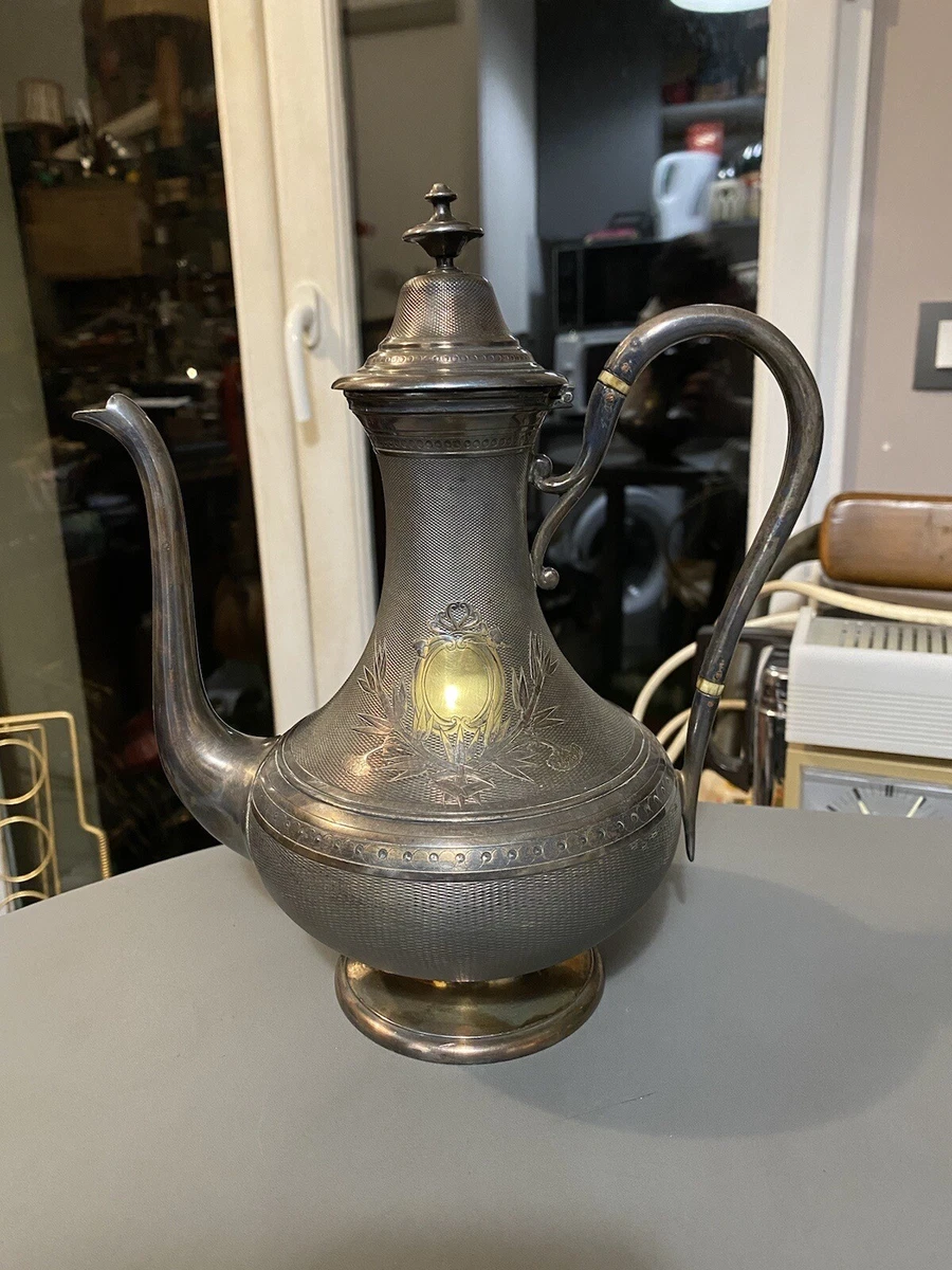 Théière et cafetière en métal argenté reposant sur 4 pieds, liseré de