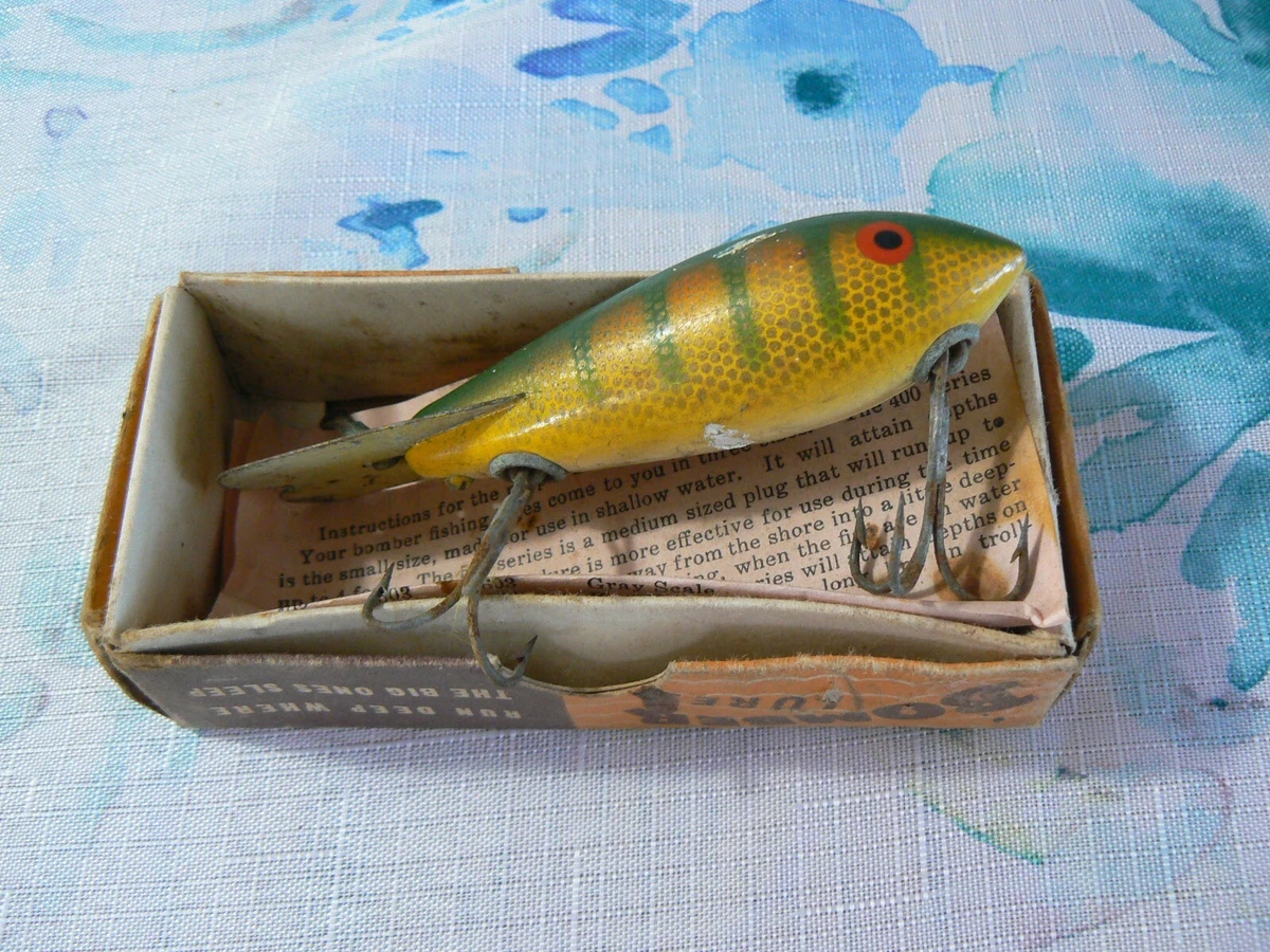 VINTAGE BOMBER JOINTED LONG A SCREWTAIL FISHING LURE RARE COLOR! GLOWS