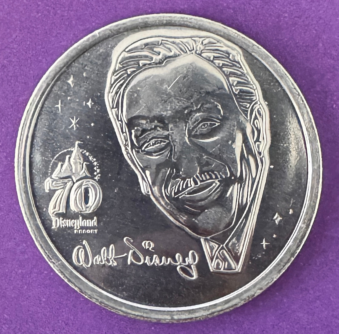 Disneyland 銀製記念コイン 1955-1990 Disneyland 35 Years of Magic Coin/Purple/1955-1990 * | eBay