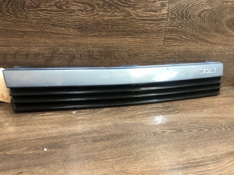 Dodge, Plymouth, Colt sedán y hatchback: 1985, 1986, parrilla - azul/negro Foto 3 de 4