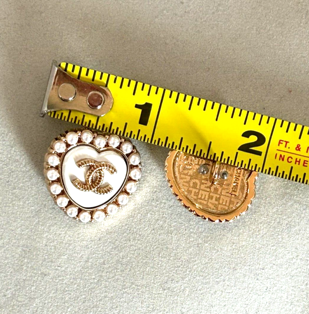 Chanel Vintage Button Set of 5 Size 23 mm White Heart Gold Tone