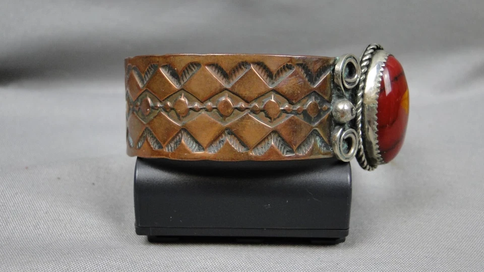 Brazalete de piedra coral ovalado rojo grabado en cobre estampado hecho a mano Foto 2 de 4