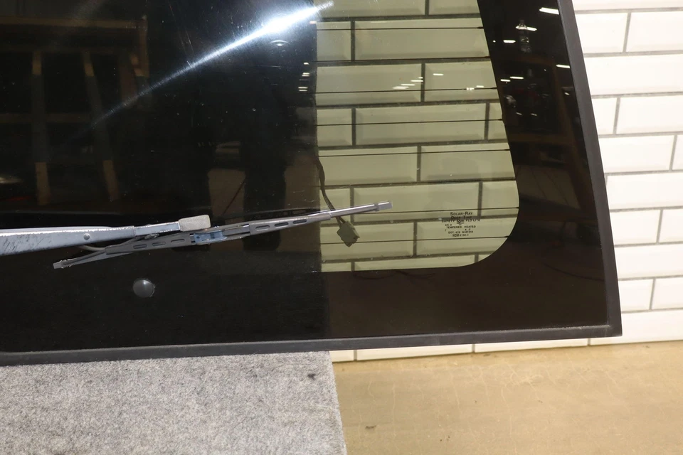 95-98 Chevy Tahoe Yukon 2 Door Upper Tailgate Glass with Wiper Carmine Red Foto 4 de 4