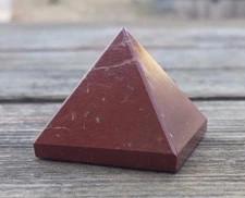 NATURAL RED JASPER MEDIUM GEMSTONE PYRAMID 27-30mm