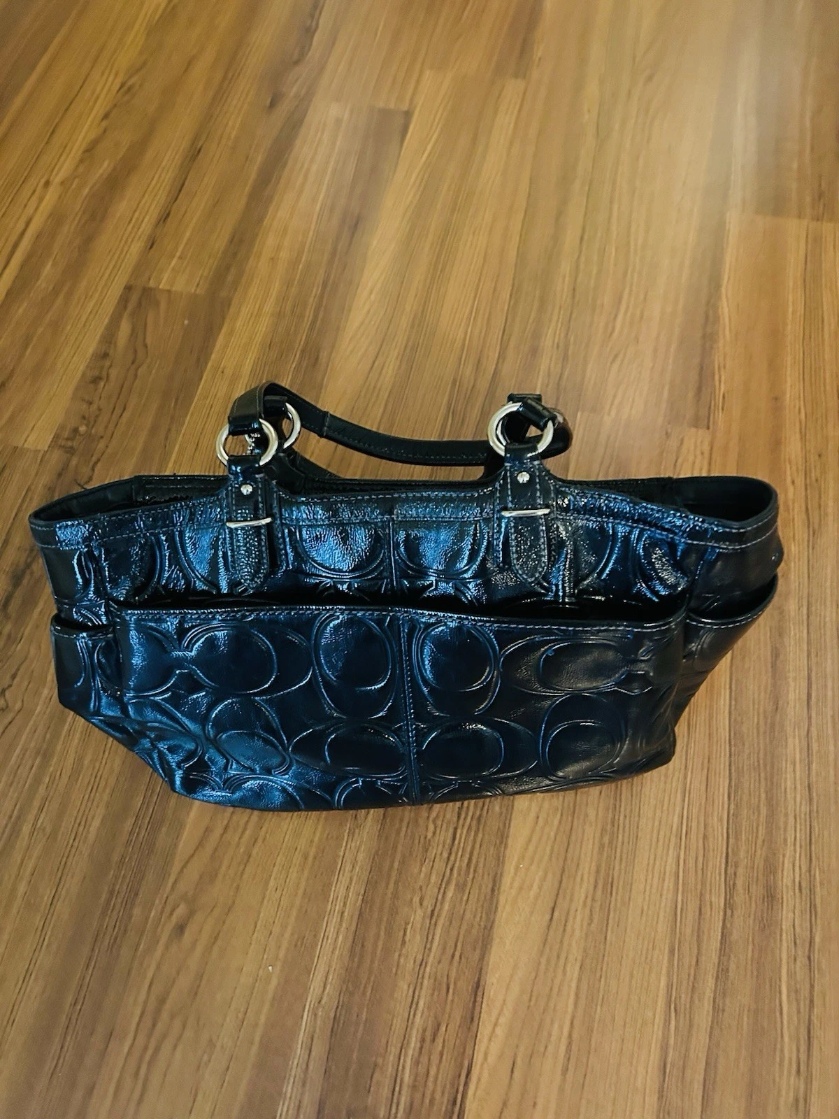 Borsa a mano Coach in pelle verniciata nera goffrata doppio manico F19462