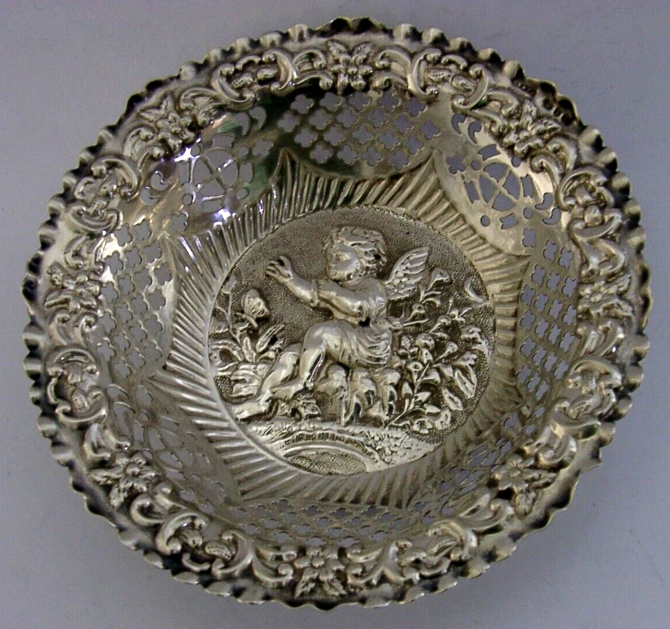 HERMOSO PLATO INGLÉS VICTORIANO PLATA ESTERLINA QUERUBÍN Y MARIPOSA 1897 ANTIGUO Foto 3 de 4