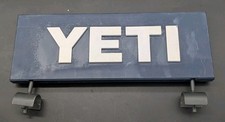 Letrero de exhibición de distribuidor de metal YETI Coolers letras levantadas estante de tienda minorista - ¡Leer!