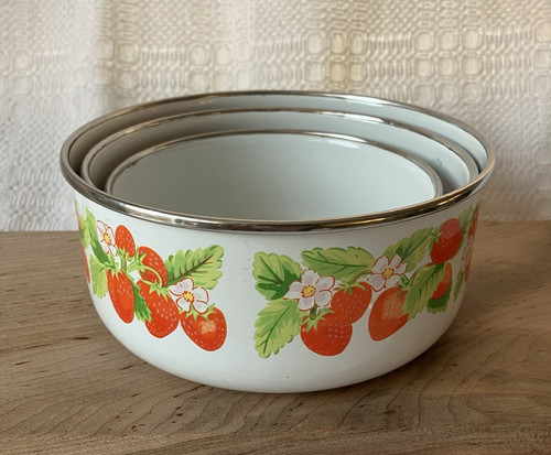 Kobe Vintage Kitchen Strawberry Metal Enamelware Mixing Bowls Set of 3