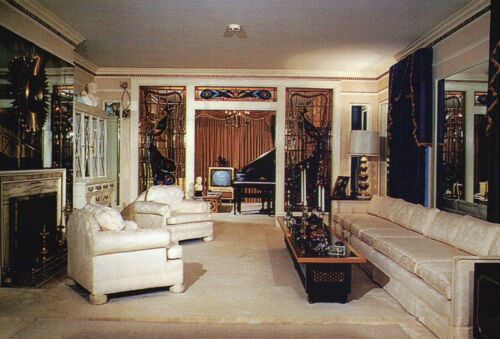 Elvis Presley, The Living Room at Graceland , Memphis, Tennessee --- Postcard  - Picture 1 of 2
