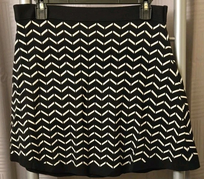 Saia de Malha Chevron Olive & Oak Preta Branca Tamanho Médio Linha A Cintura Elástica - Imagem 2 de 4