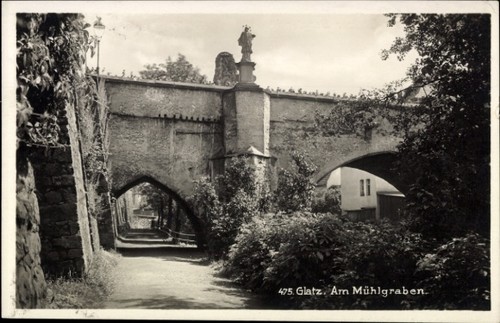 Ak Kłodzko Glatz Schlesien, Brücke, Statue, Mühlgraben, Natur, Straße - 4818982