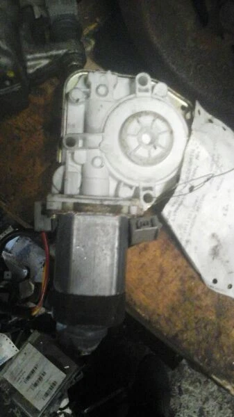 99 00 01 CROWN VICTORIA ELEVALUNAS IZQUIERDO MOTOR TRASERO  Foto 3 de 3