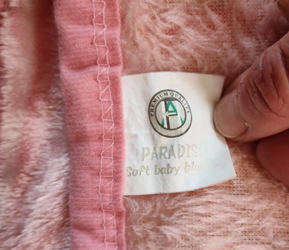 Mantas suaves para bebé Paradise oso rosa de colección felpa conejito gato árbol sombrero de béisbol usado en excelente estado Foto 3 de 4