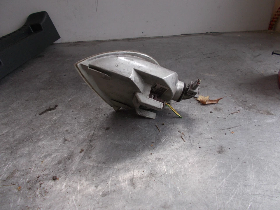 RENAULT LAGUNA MK2 2001 LADO DEL PASAJERO LUZ INDICADORA LADO CERCANO G7700820126 Foto 2 de 4