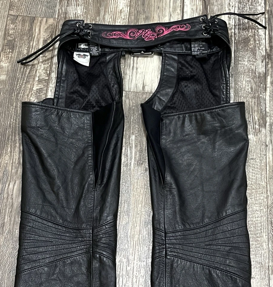 HARLEY-DAVIDSON MUJER PEQUEÑOS BLISSFULL ROSA PERGAMINOS CUERO CHAPS 97069-11VW Foto 4 de 4