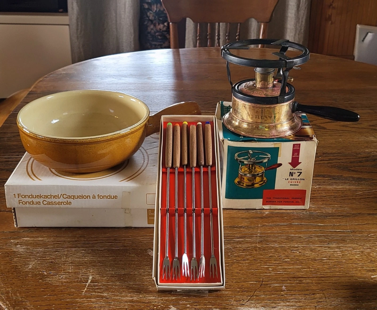 Vintage fondue set.. LE GRILLON Alcohol burner, LANDERT 9" Fondue Pot, 6 Forks.
Opens in a new windo