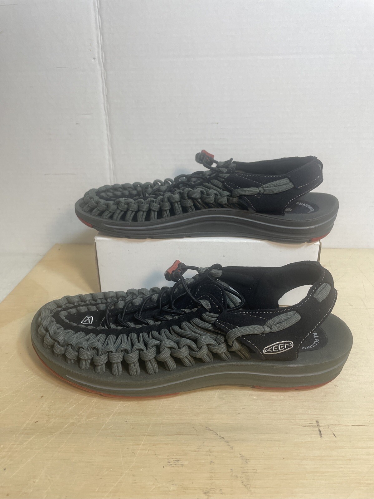 KEEN Uneek Sneaker Water Kayak Sandalo Uomo 8 Tessuto Bungee Cord Grigio BELLO!