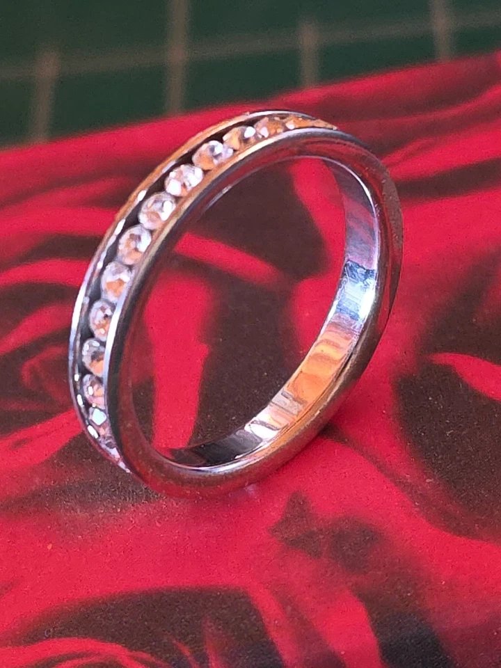 Anillo Eternidad Banda Fina Tono Plateado Estrás Canal Talla 8.5 Nuevo Sin Etiquetas Foto 3 de 4