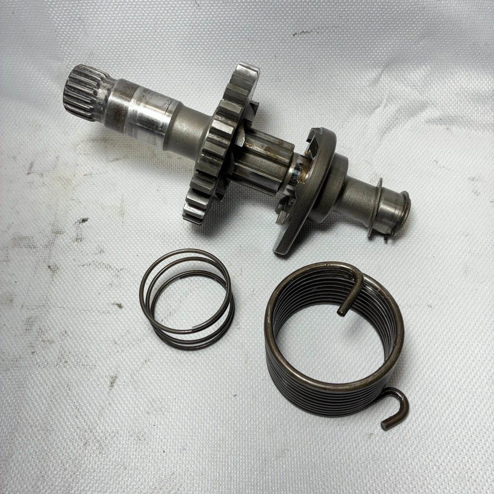 1985 SUZUKI RM250 KICK START STARTER KICKSTART GEAR SHAFT SPINDLE 26211-14301