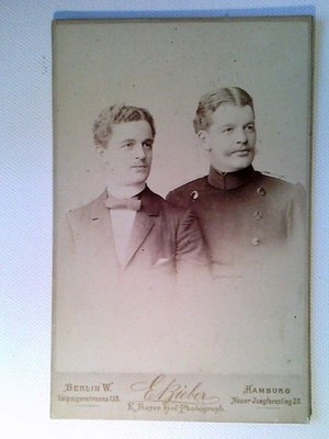 Kabinettfoto, Portrait, 2 Männer, 1x im Anzug, 1x in Uniform, Berlin, datiert 18