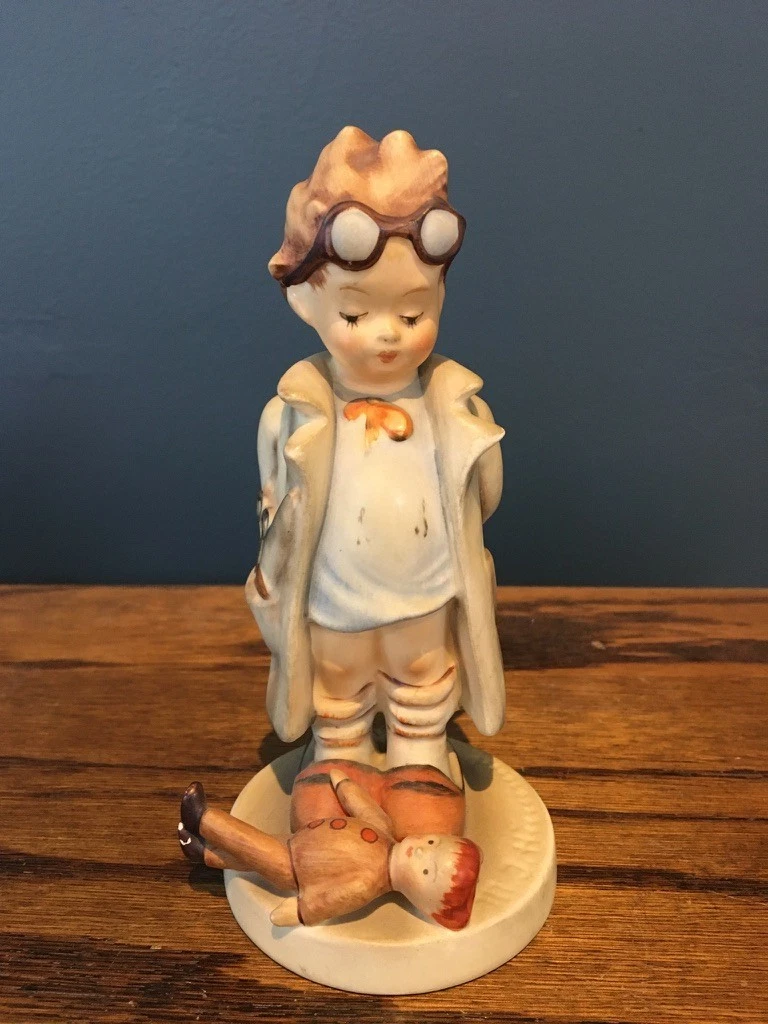 Goebel社製 Hummel フィギュア「Doctor」#127 Doctor Hummel Figurine