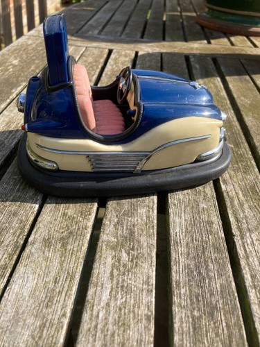 VINTAGE BUMPER CAR MODEL Has lights etc but not all working 18 cms long - Picture 6 of 7