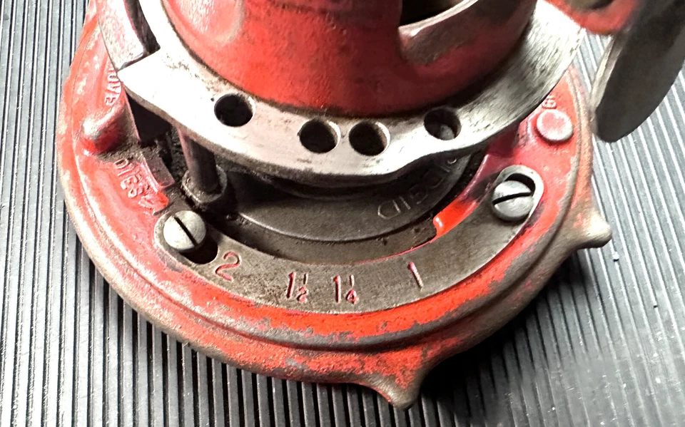 RIDGID  No. 65R-TC Manual Receding Pipe Threader  1" to 2"  USA  [0004] - Image 4 of 4